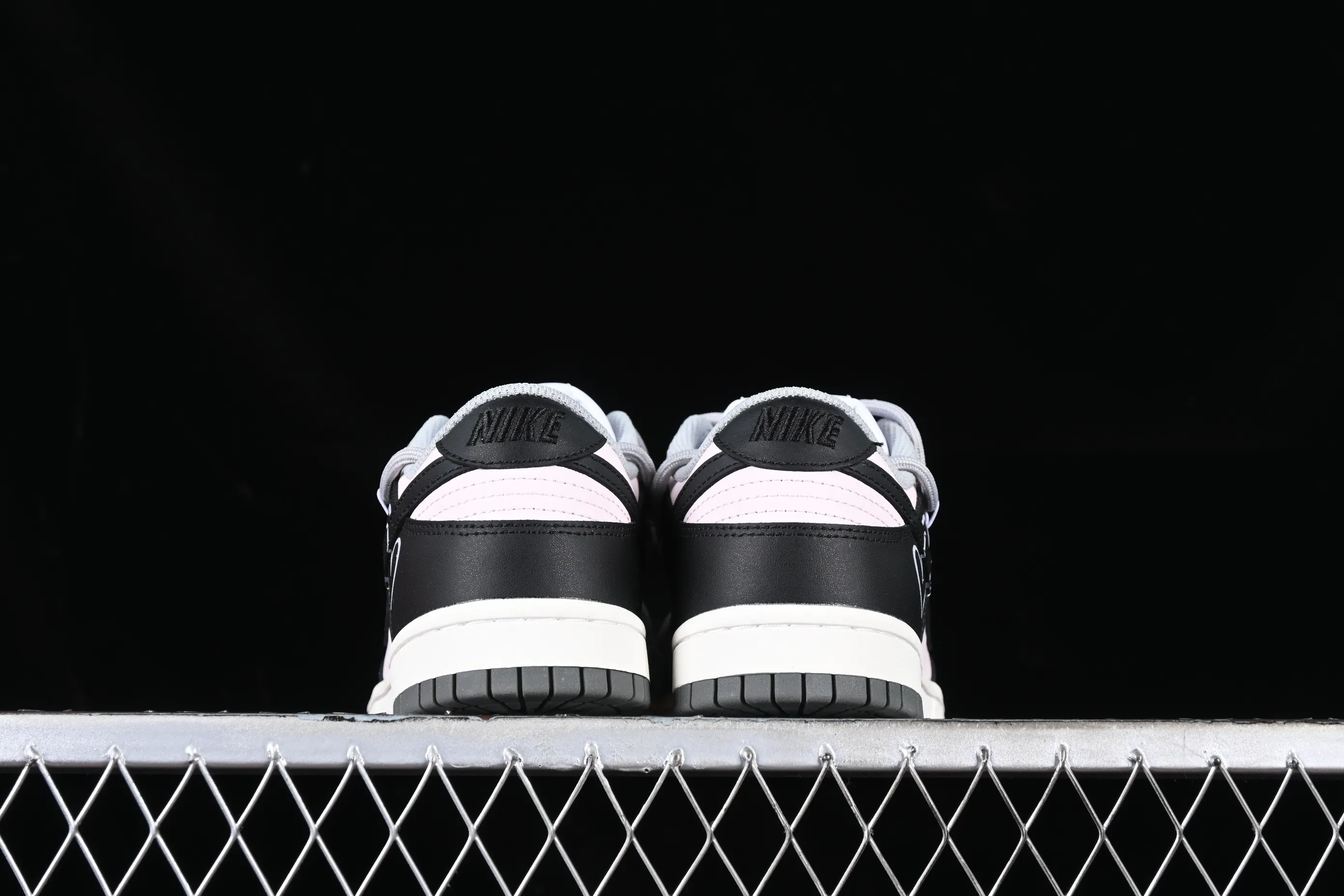 All Categories Nk SB Dunk Series Nk SB Dunk Low Low-top Sneakers Nk Dunk Low Sweetheart Hot Girl Valentine's Day Black Pink SB Strap Low-top Casual Sneakers DD1503-117